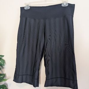 Lululemon Black Striped Clam Digger Athletic Shorts Knee Length Size 10 (Approx)